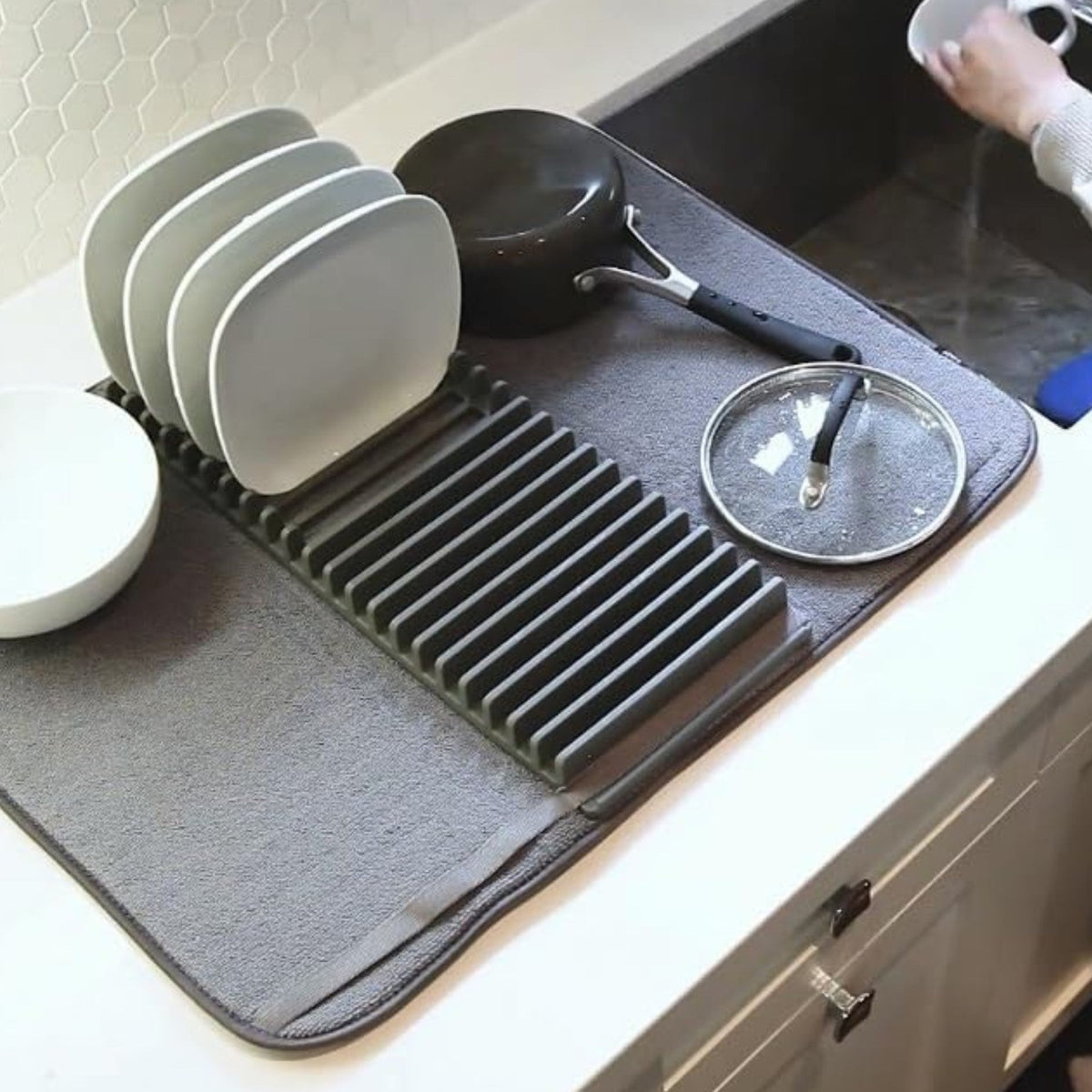 Tapis de séchage à vaisselle avec support pour assiette
