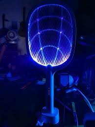 Raquette Anti-Moustiques 3‑en‑1 (Lampe &amp; Support) | راكيت حماية 3 في 1 ضد الناموس